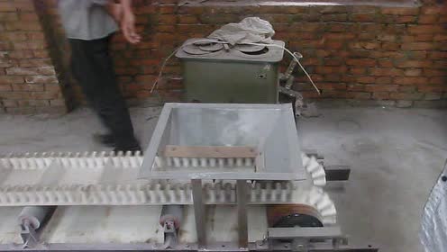 花邊小型皮帶輸送機(jī)、加工定制花邊輸送機(jī)、裙邊擋板式輸送機(jī)
